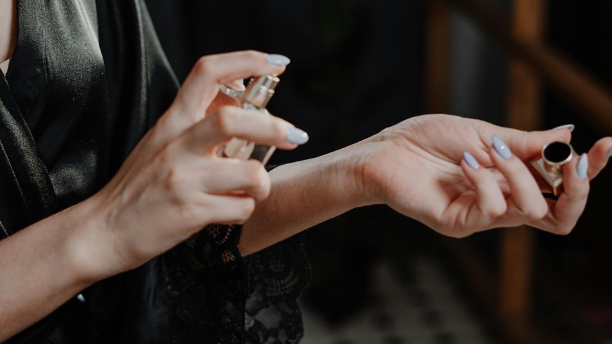 De toques de baunilha até notas frutadas: os 5 perfumes mais icônicos ...