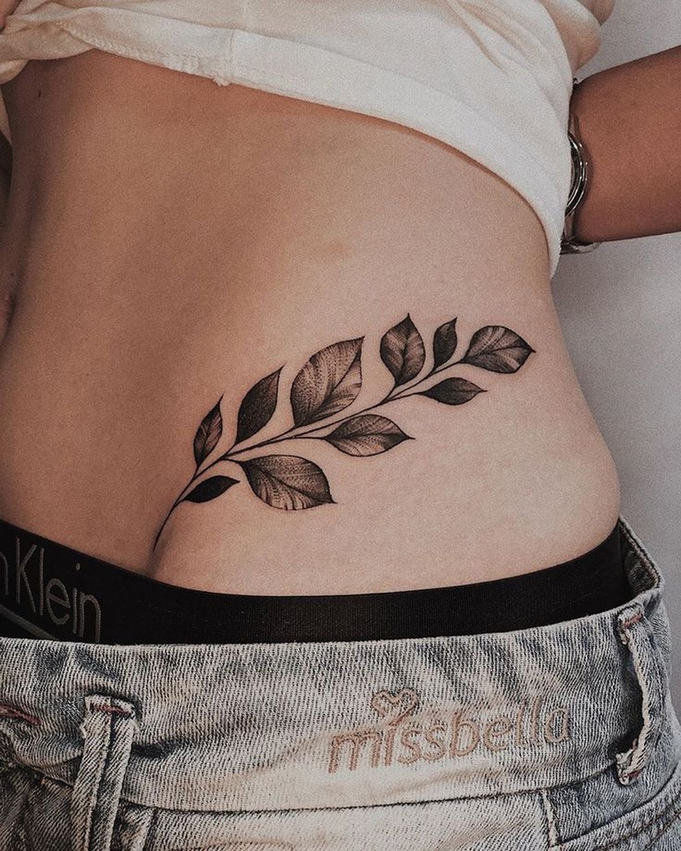 Tatuagem na barriga feminina: inspirações que vão transformar sua silhueta