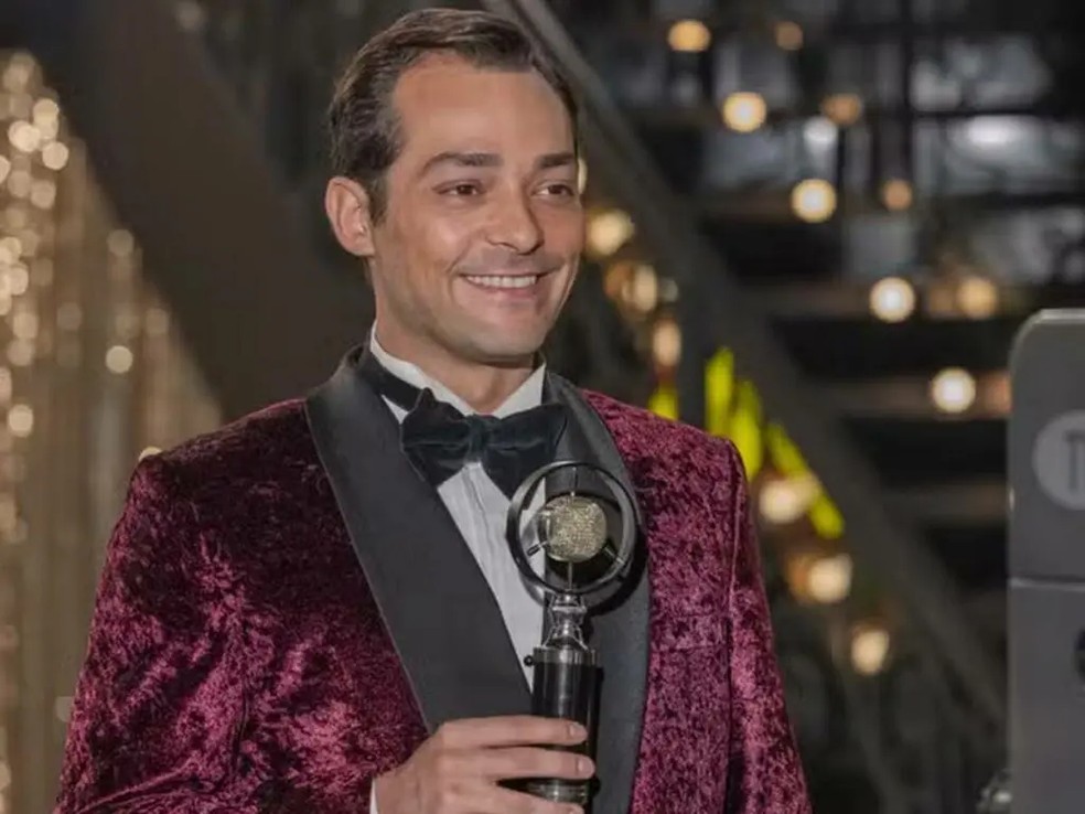Eduardo Sterblitch, famoso pela série Os Outros, dá vida ao irreverente Alfredo em A Garota do Momento. — Foto: Reprodução/Globo