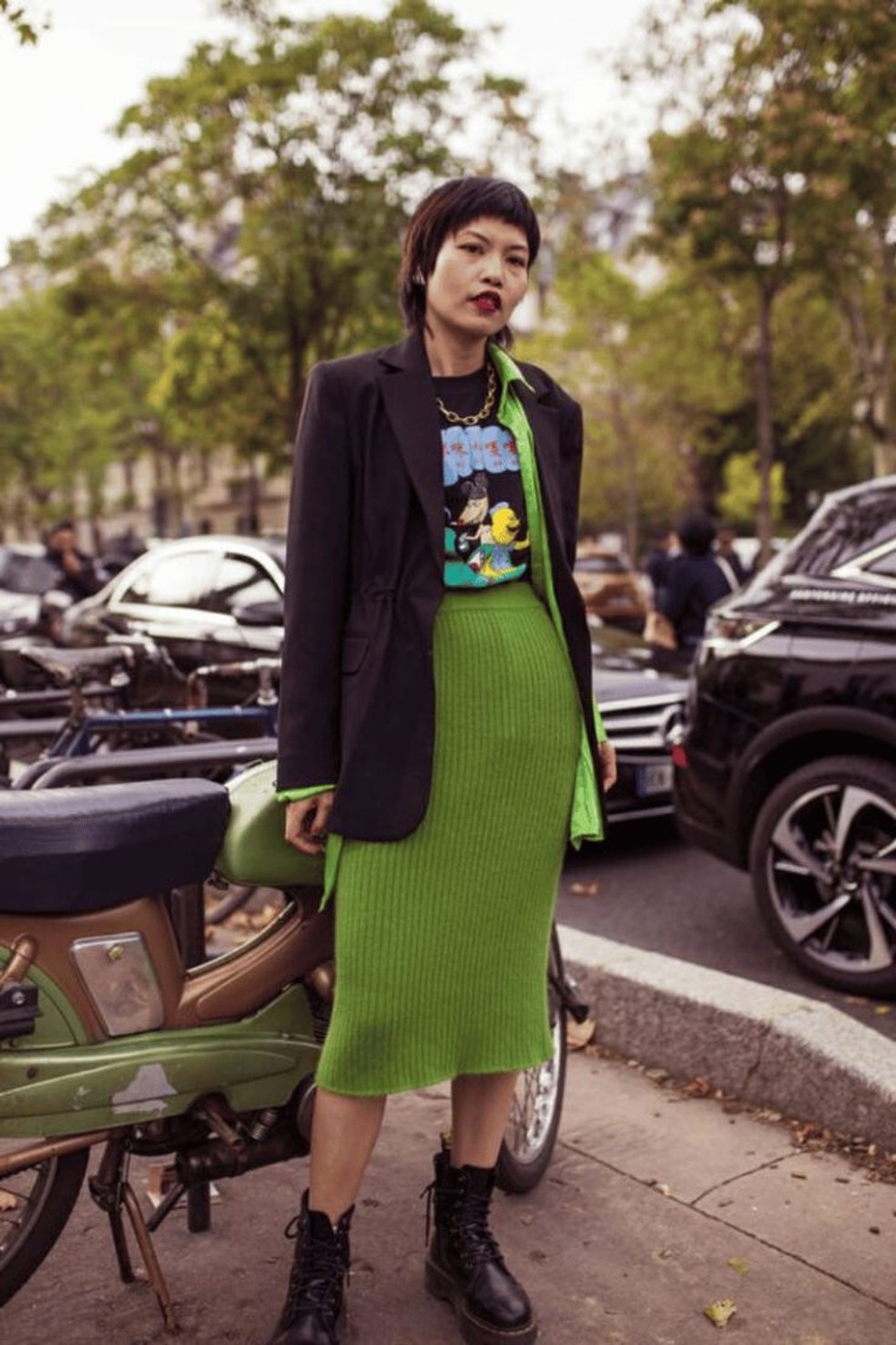 Look para show a noite super combina com peças coloridas como é o caso da saia. — Foto: Reprodução/Pinterest @eatnbougie
