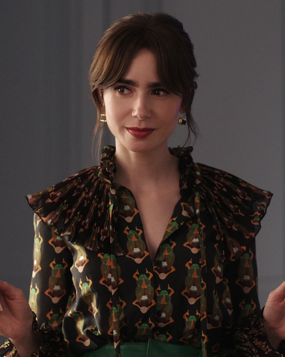 Emily Cooper estiliza franja longa e reta na 4ª temporada — Foto: Divulgação Netflix