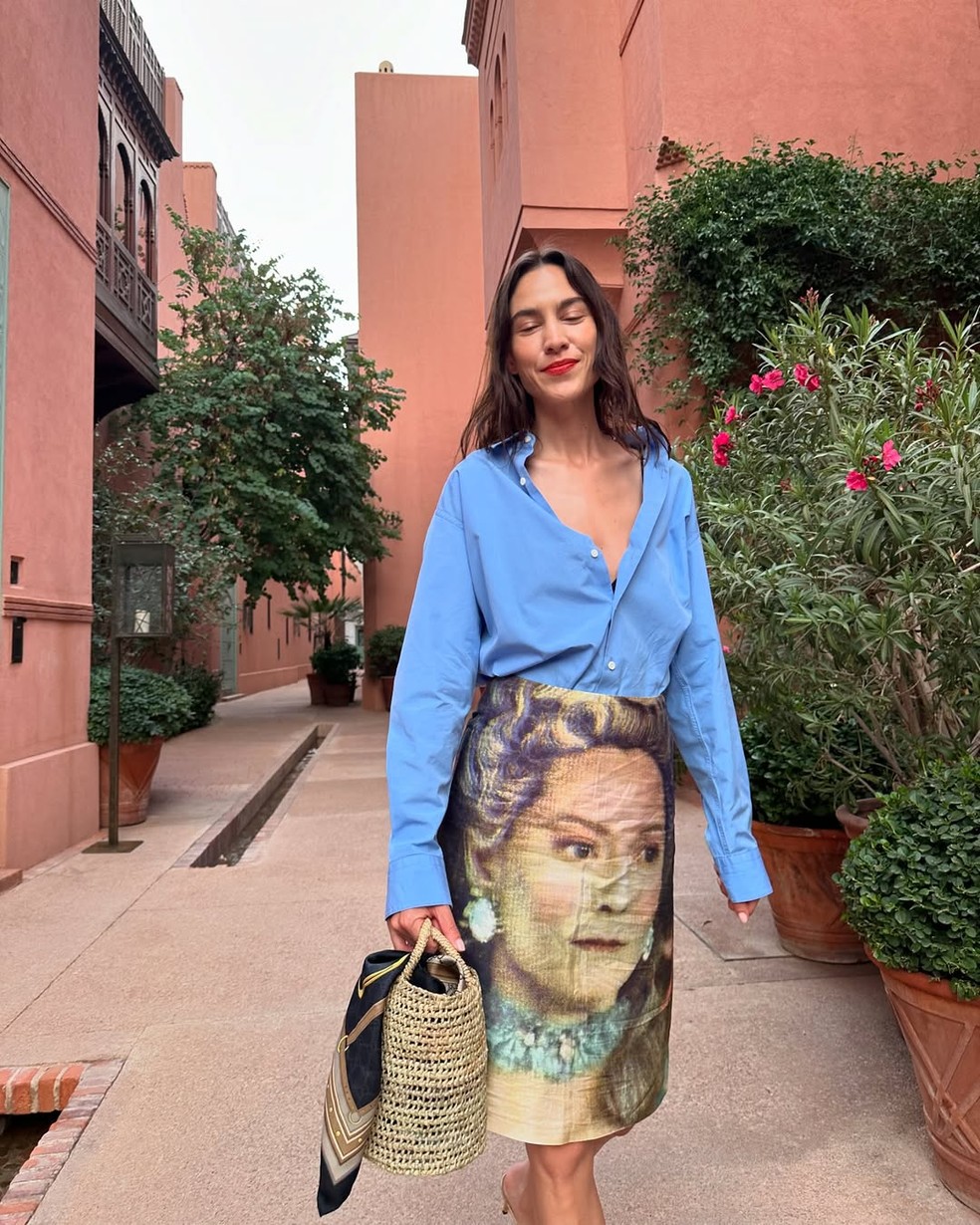 Alexa Chung prova por que continua sendo um ícone de estilo atemporal — Foto: Reprodução/Instagram @alexachung