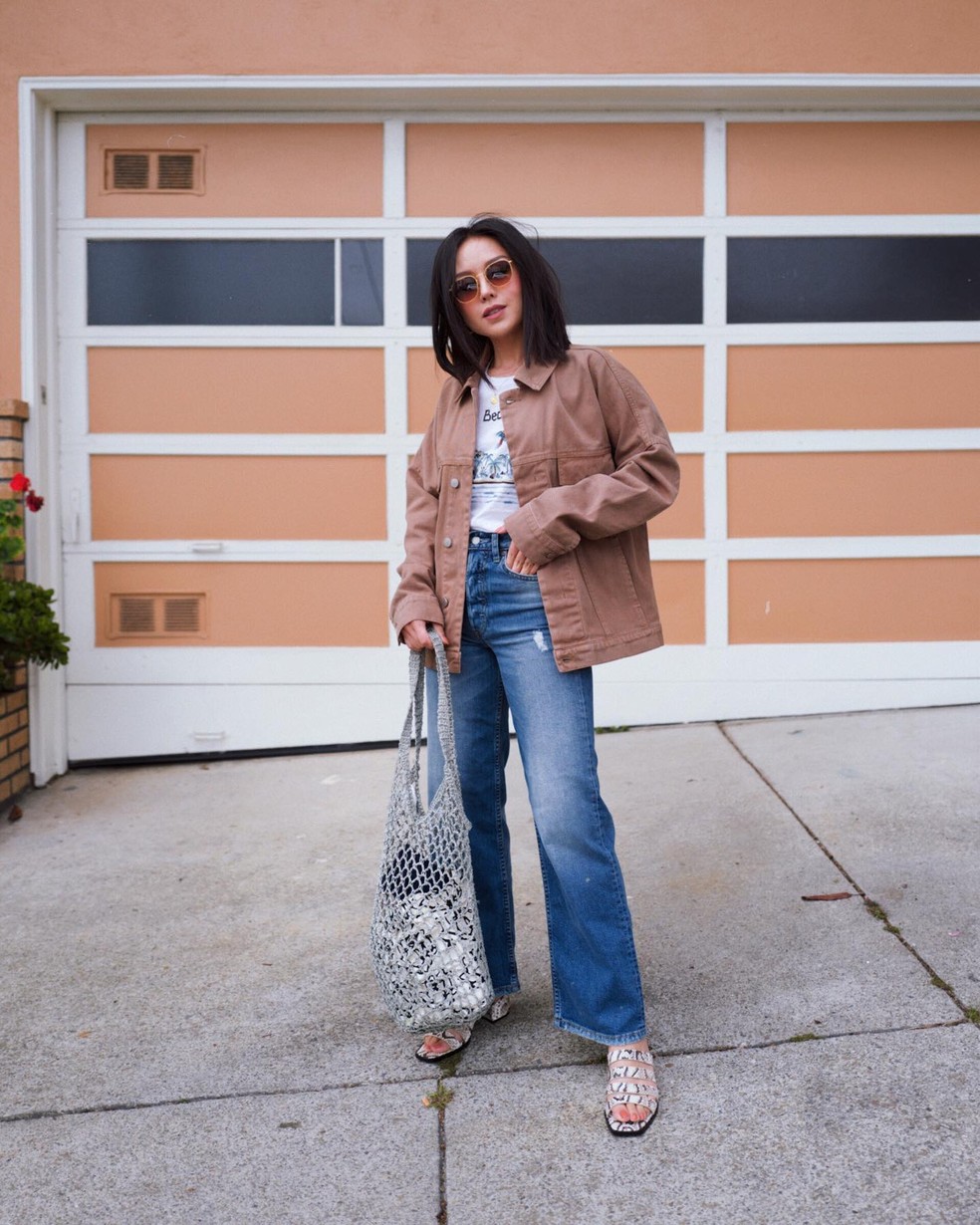 Cintos, bolsas e sapatos podem ser usados para dar personalidade ao look e adicionar cor ou textura — Foto: Reprodução/Instagram @kateogata