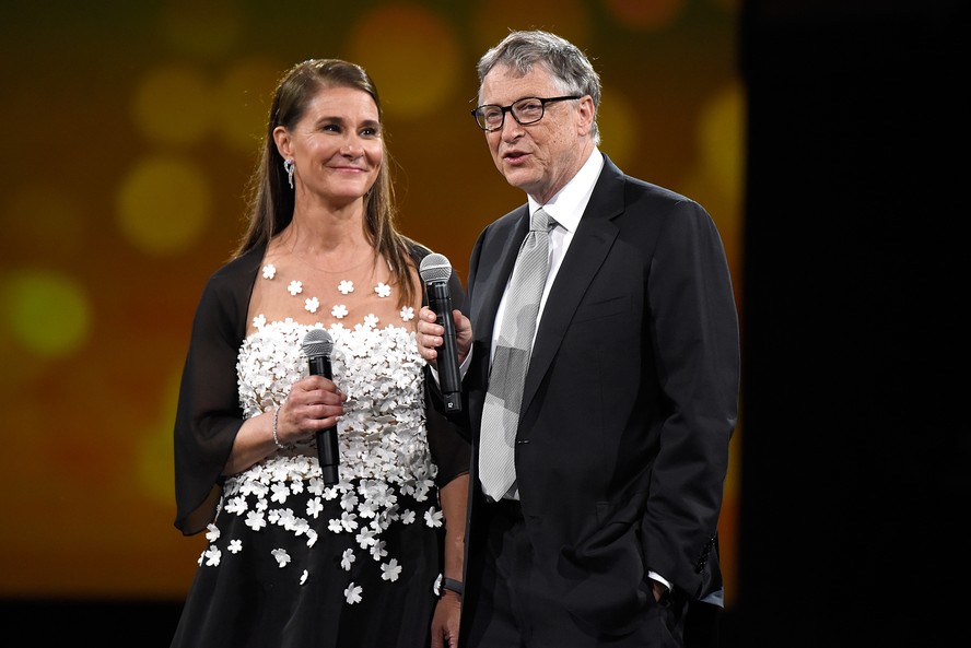 Após 27 anos de casamento, Bill Gates, 68 anos, e Melinda Gates, 59 anos, se divorciaram, mas afirmaram que continuariam trabalhando juntos em projetos de filantropia