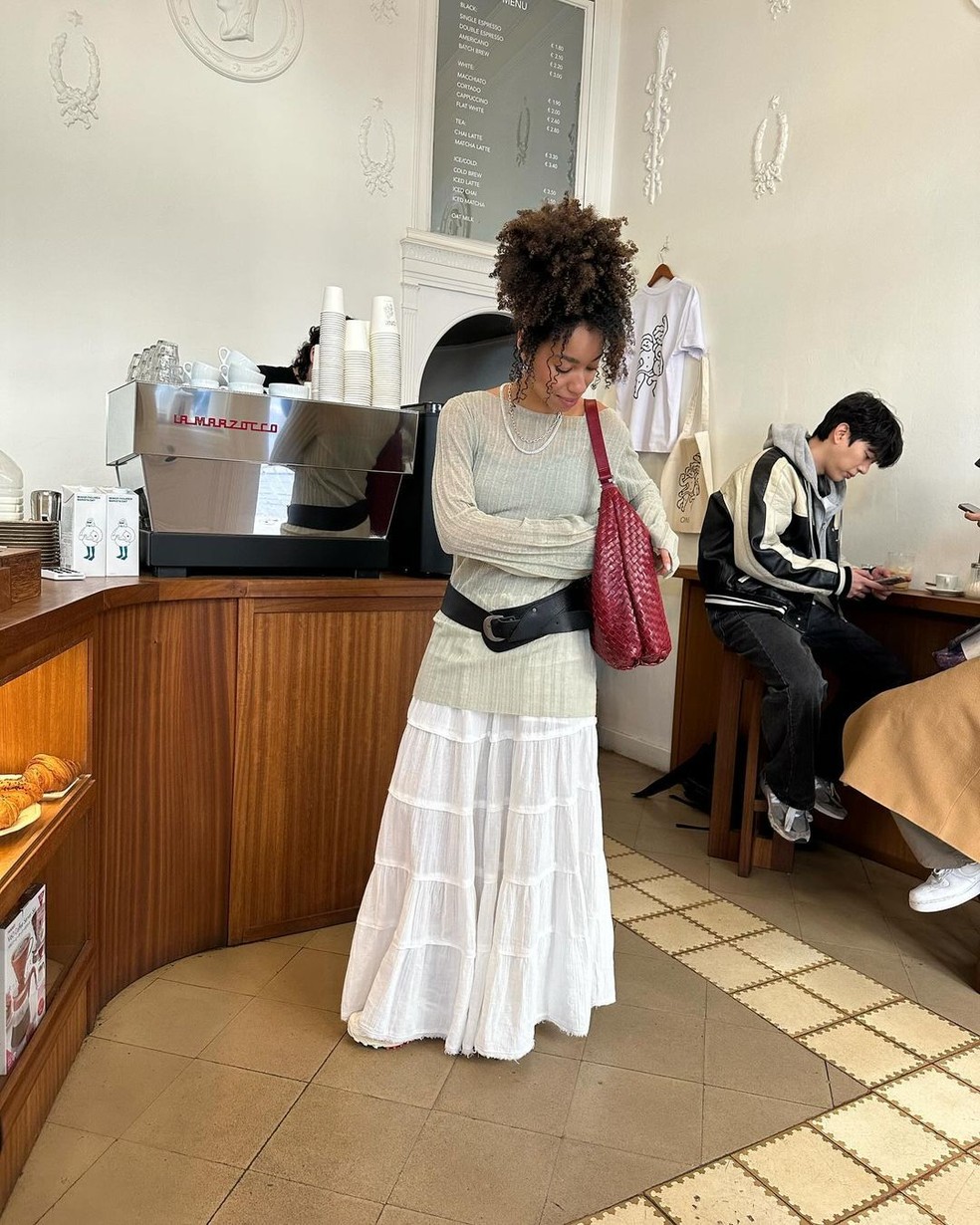 Look com blusa alongada — Foto: Reprodução/Instagram @amaka.hamelijnck