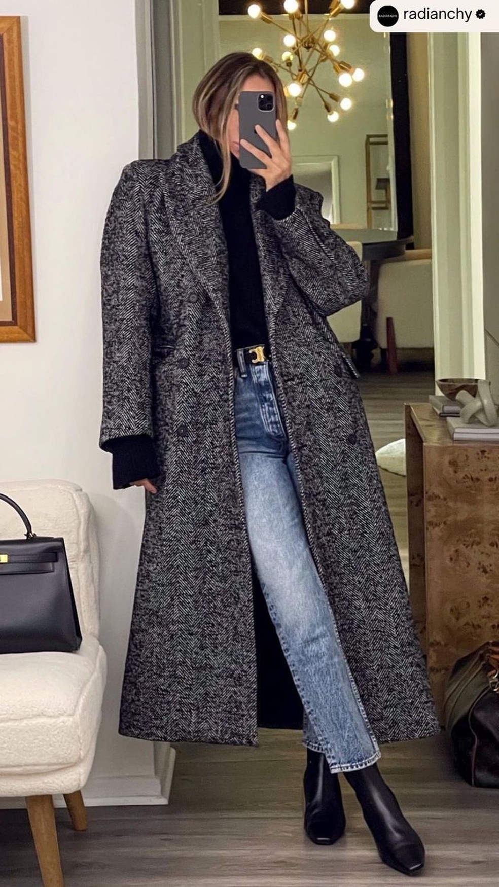 Adicione um toque pessoal ao look com uma bolsa statement ou um cachecol — Foto: Reprodução/Pinterest @Radianchy