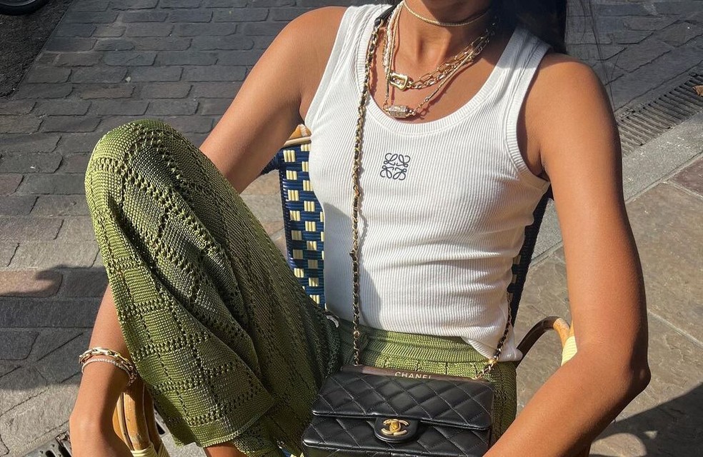 A regata da Loewe e a bolsa da Chanel são itens super luxuosos sem chamar atenção — Foto: Reprodução/Instagram @thereadsstyling