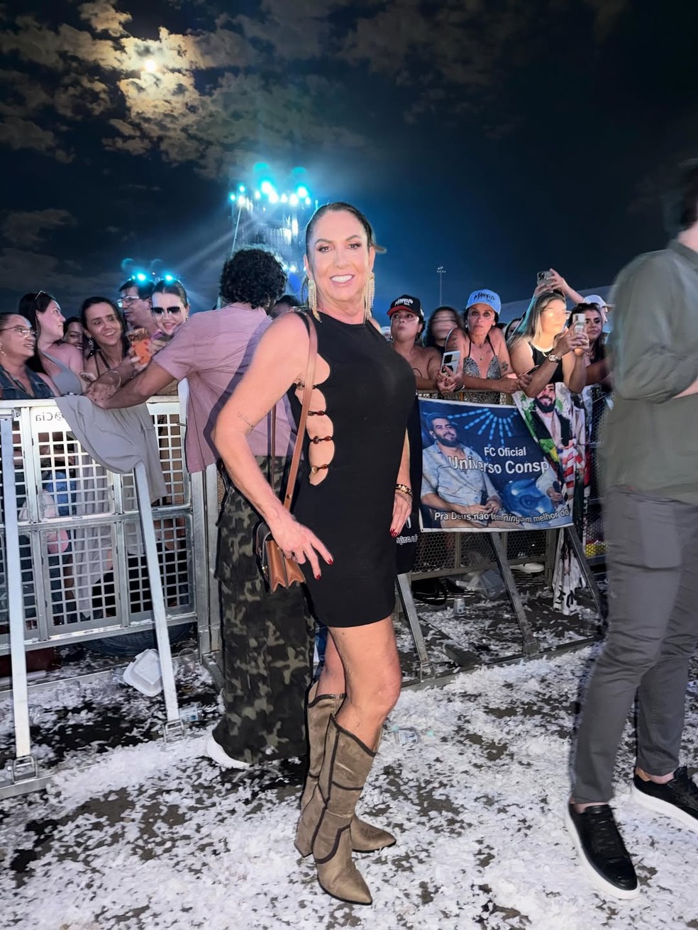 Mãe de Virginia, Margareth Serrão exibe nova silhueta com vestido decotado — Foto: Reprodução/Instagram