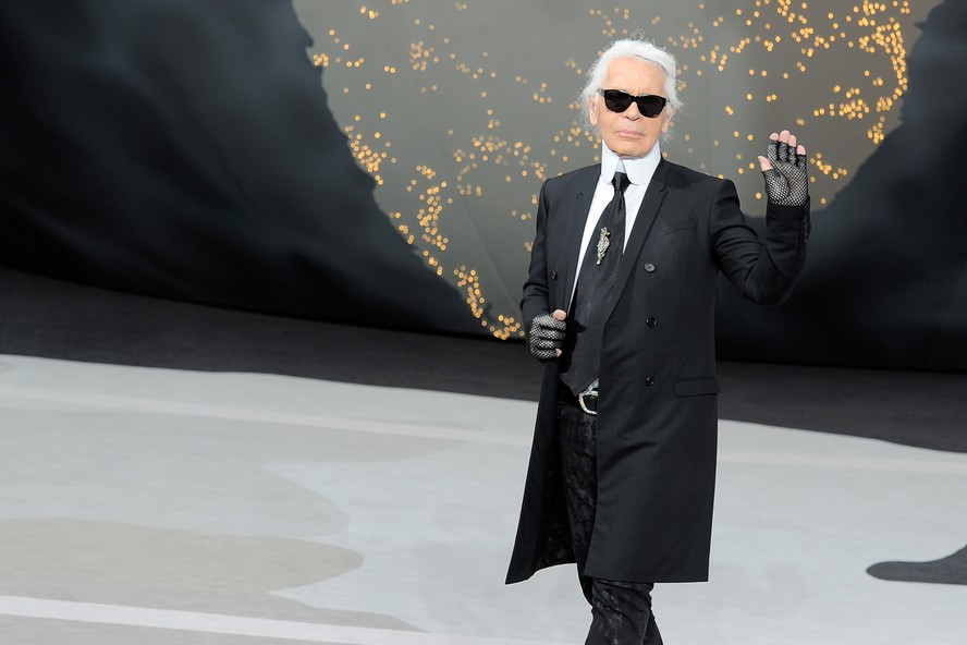 O estilista Karl Lagerfeld durante desfile da Chanel em 2013 na Semana de Moda de Paris
