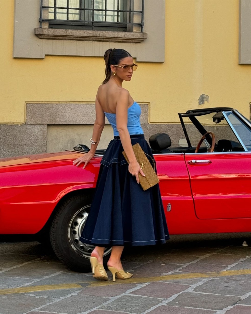 Tamanco de salto fino no look elegante — Foto: Reprodução/Instagram @leleburnier