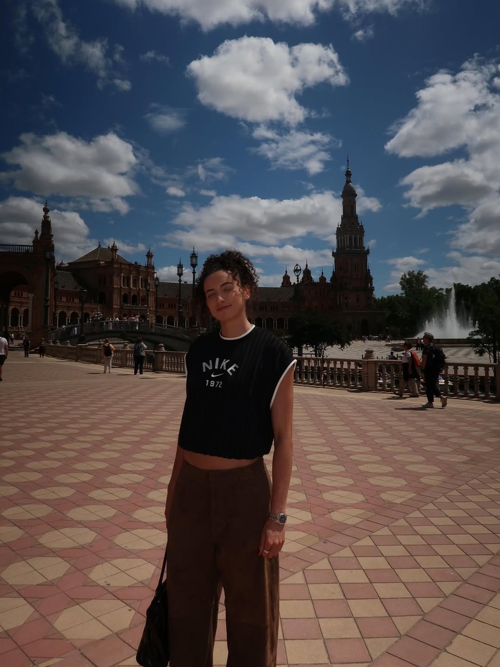 De férias na Espanha, Gabi Guimarães posa com bolsa grifada de R$ 22 mil — Foto: Reprodução/Instagram