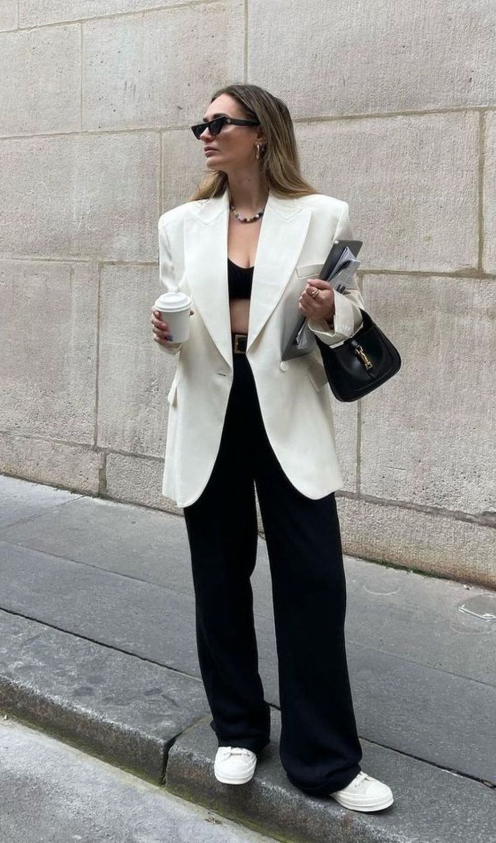 O estilo do tênis branco também pode influenciar o visual geral. Experimente diferentes modelos, como tênis de couro, tênis de lona ou tênis com detalhes sutis — Foto: Reprodução/Pinterest @guitamoda
