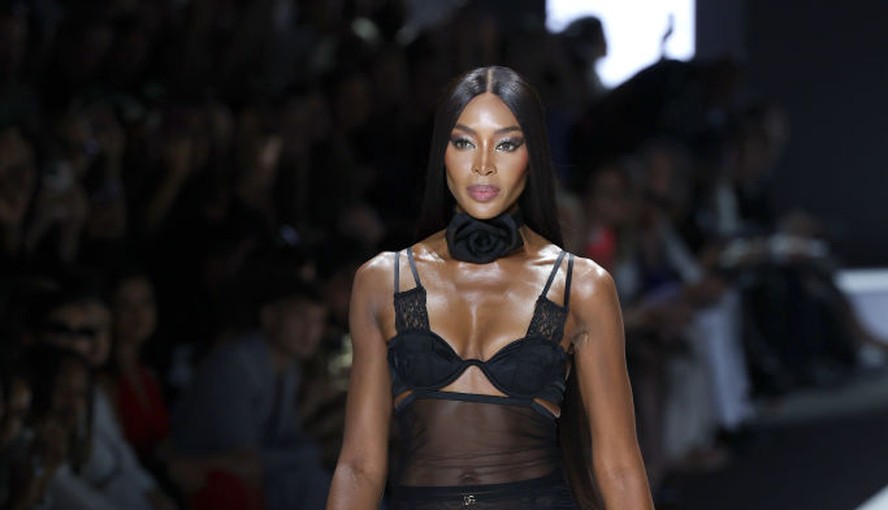 Naomi Campbell encerra desfile de Dolce & Gabbana na Semana de Moda de Milão