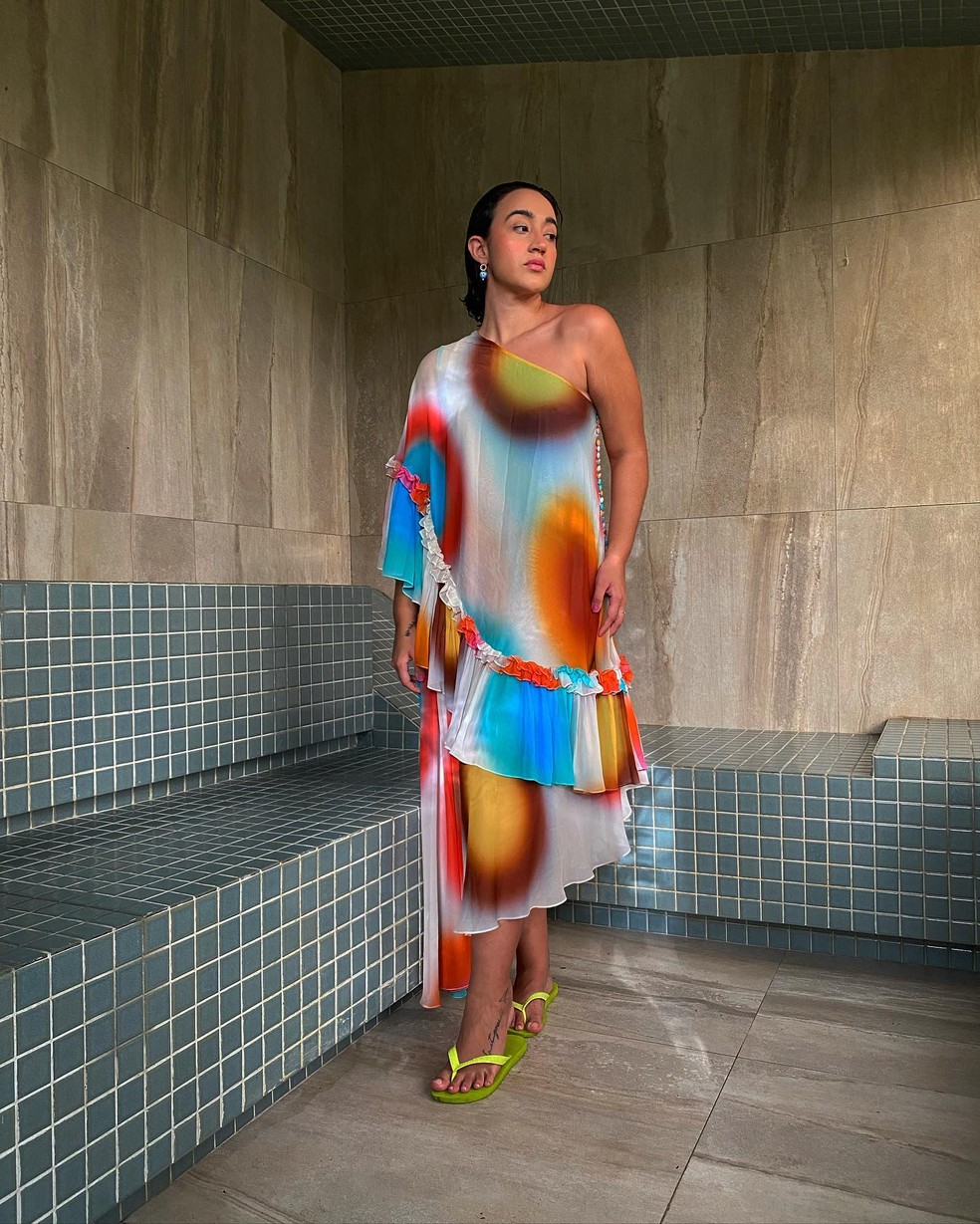 Vestido fresco com estampa colorida — Foto: Reprodução/Instagram @giuliabraide
