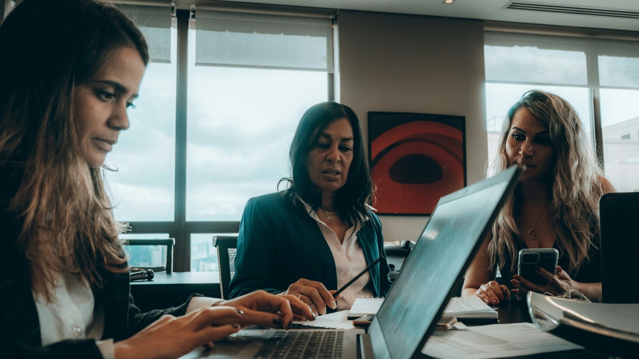 Mulheres avançam no mercado de trabalho, mas estagnam no caminho até o topo