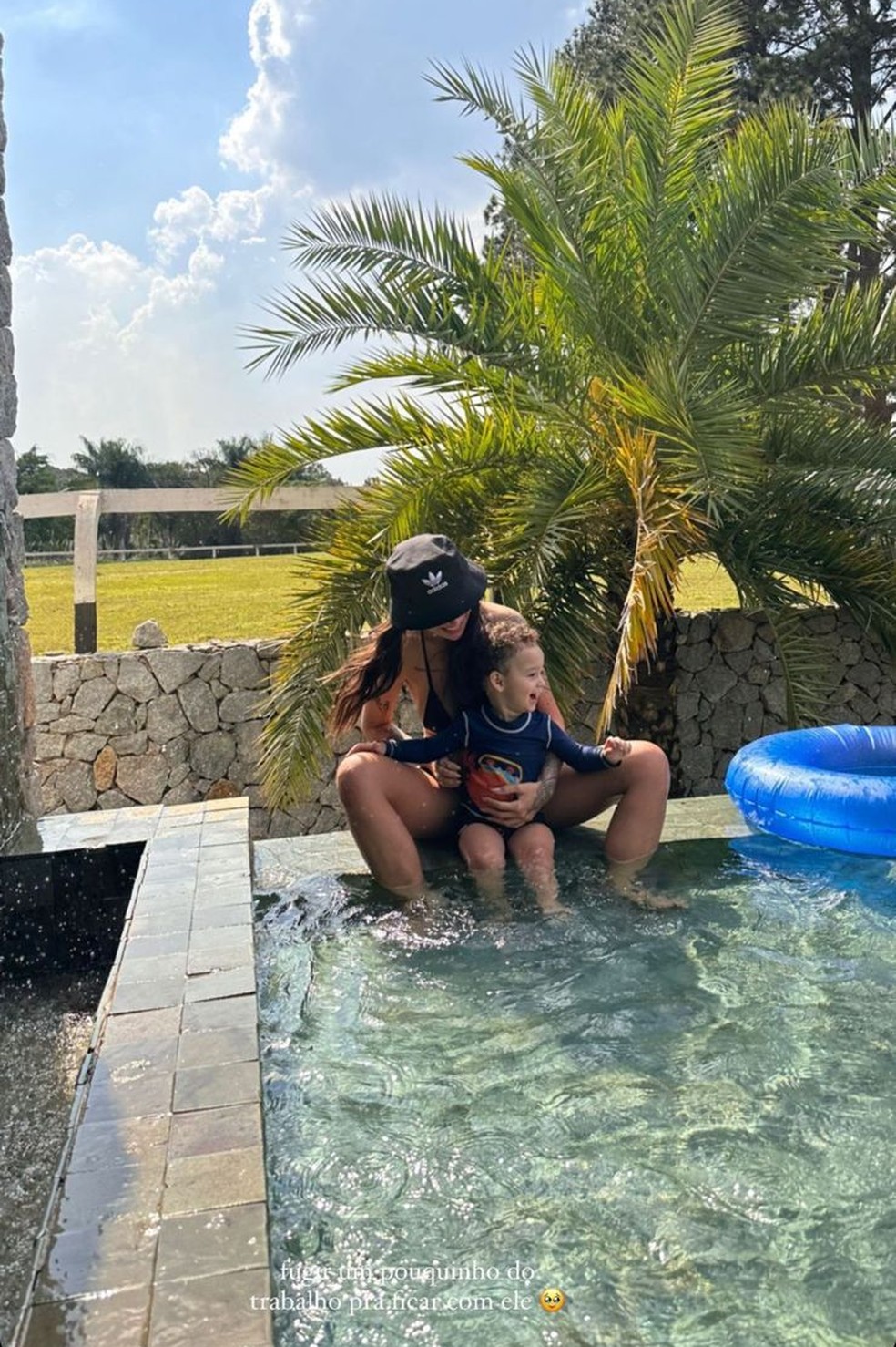 Bianca Andrade curtiu piscina com o filho — Foto: Reprodução/ Instagram