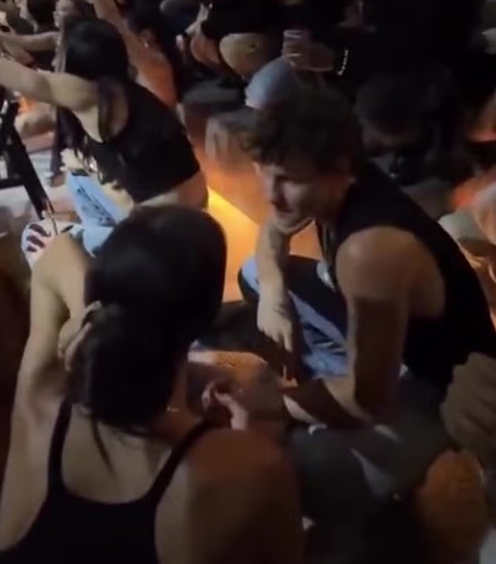 Bruna Marquezine e Shawn Mendes deixam cinema de rua no Leblon juntos — Foto: Reprodução/Instagram