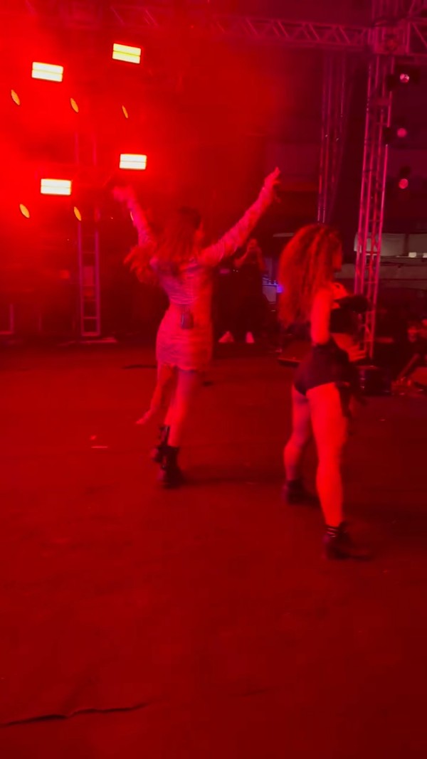 Lexa ganha presentes e conversa com bebê antes do primeiro show após ...
