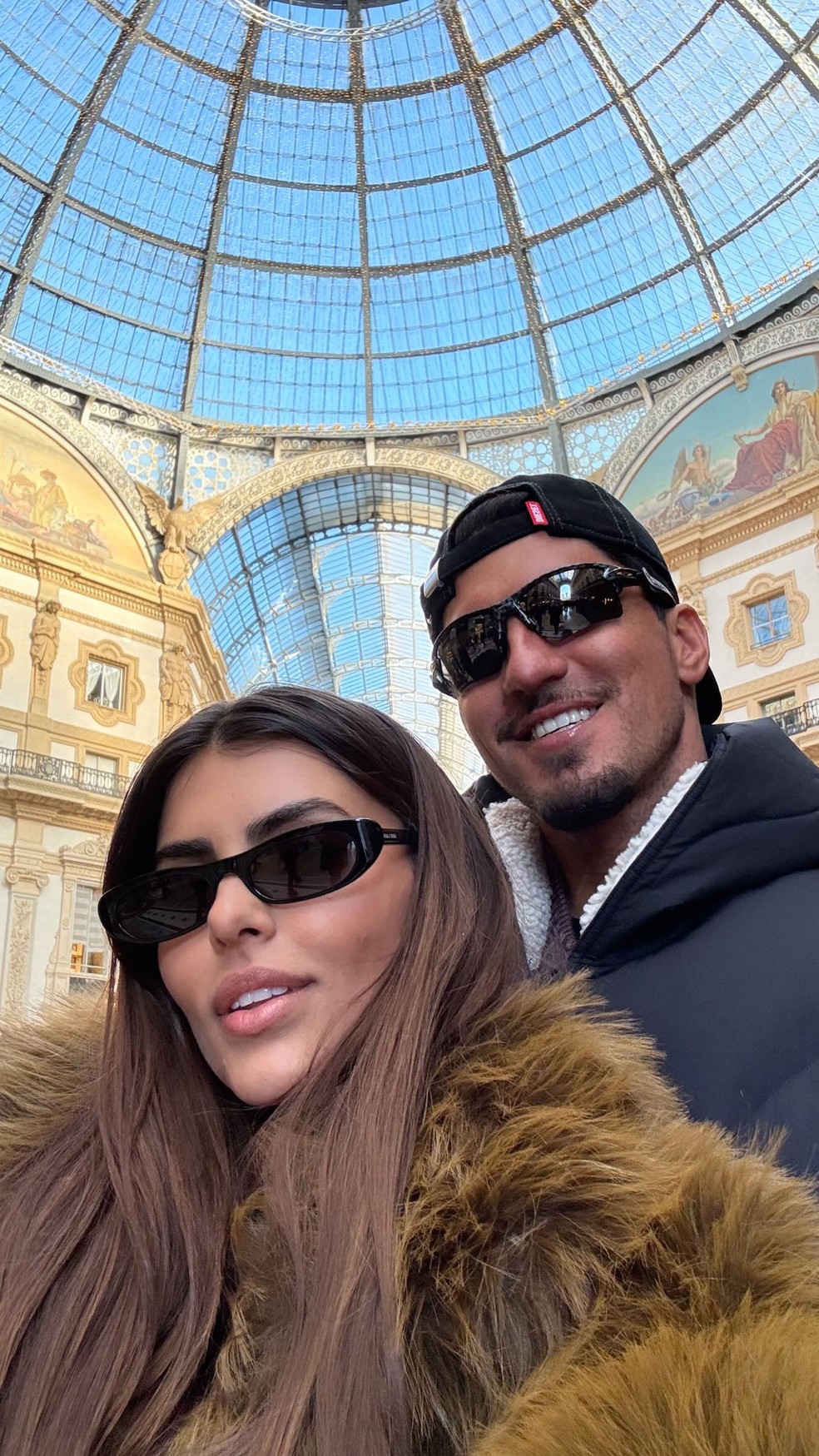 Isabella Arantes e Gabriel Medina curtem passeio romântico em galeria de luxo em Milão — Foto: Reprodução/Instagram