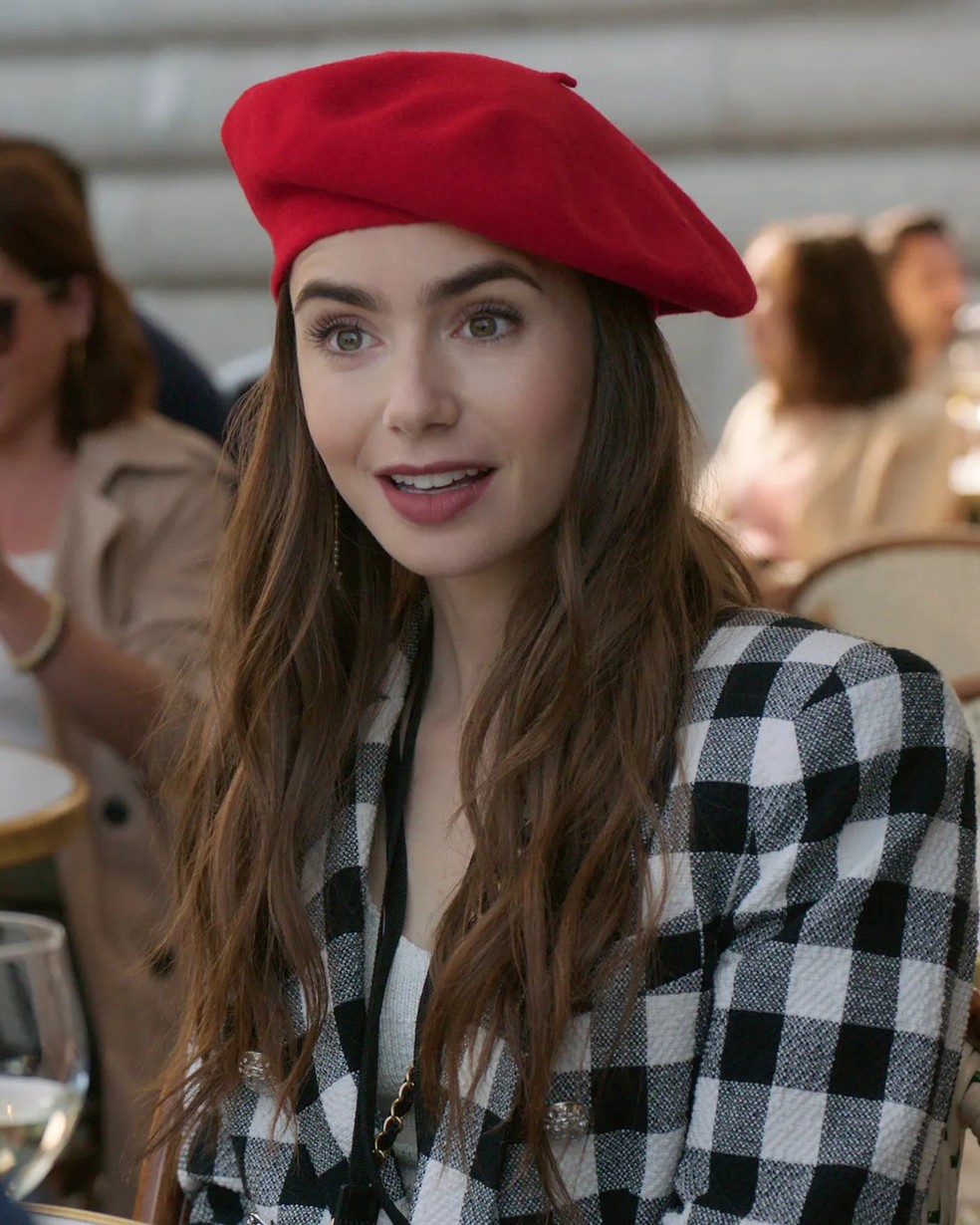 1ª temporada Emily em Paris Lily Collins aparece com cabelo longo ondulado — Foto: Divulgação Netflix