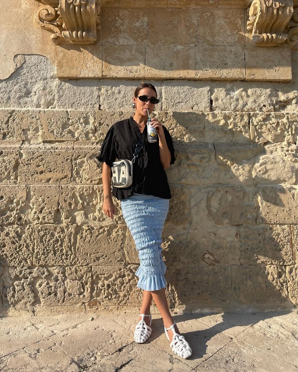 Look com fisherman sandal e saia midi — Foto: Reprodução/Instagram @bordinjuliana