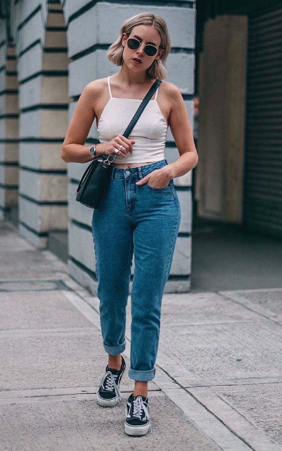 A calça mom é perfeito para quem busca um look street style. — Foto: Reproduçaõ/Instagram @liangalliard