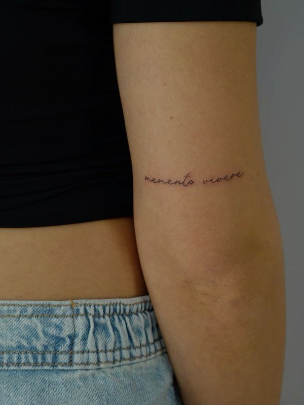 30 Tatuagens de escrita feminina no braço que vale a pena se inspirar