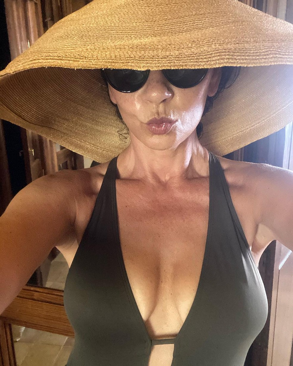 Catherine Zeta-Jones compartilha cliques de maiô com recorte frontal e ganha elogios — Foto: Reprodução / Instagram