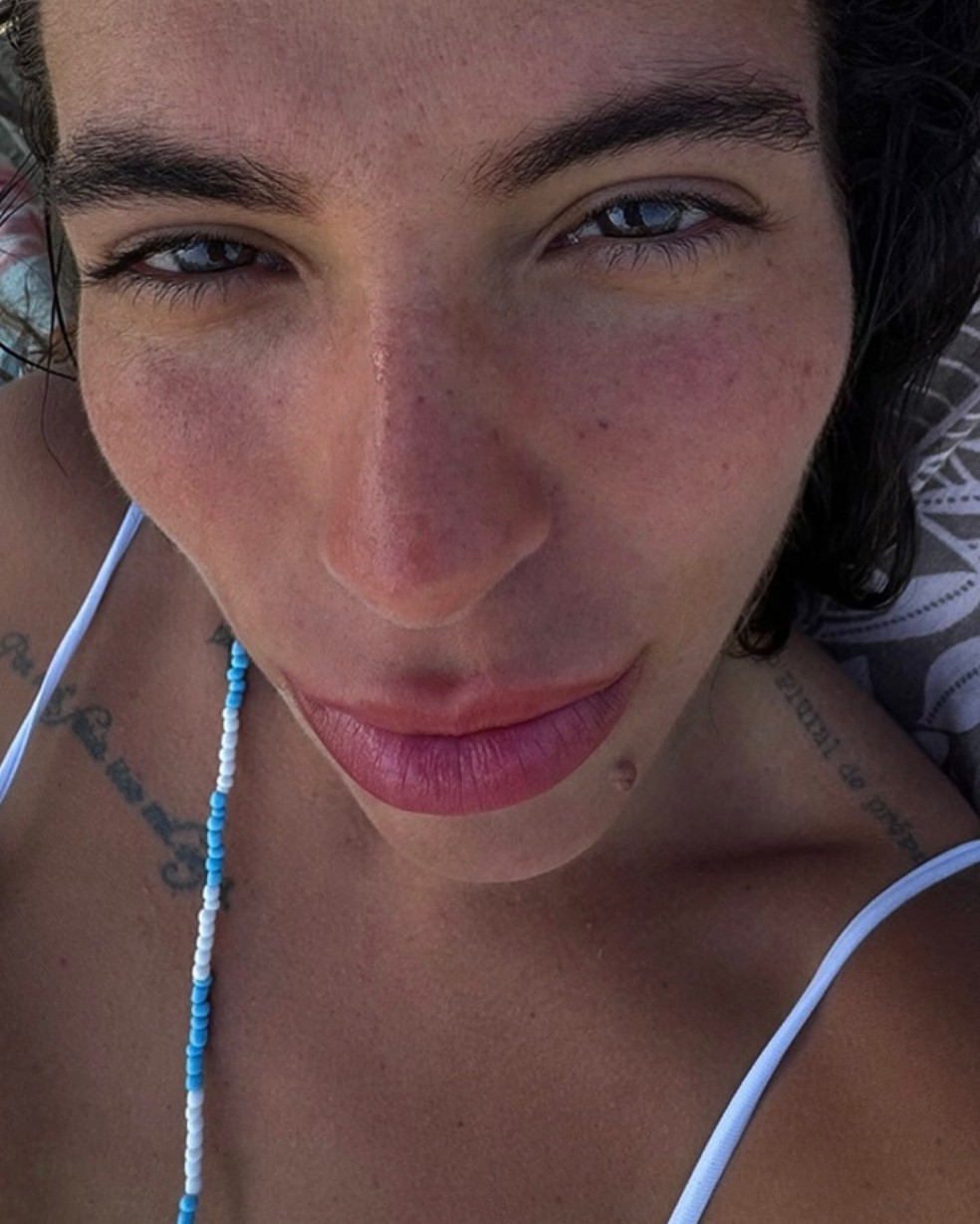 Petra Mattar renova bronzeado em praia no Rio — Foto: Reprodução/Instagram