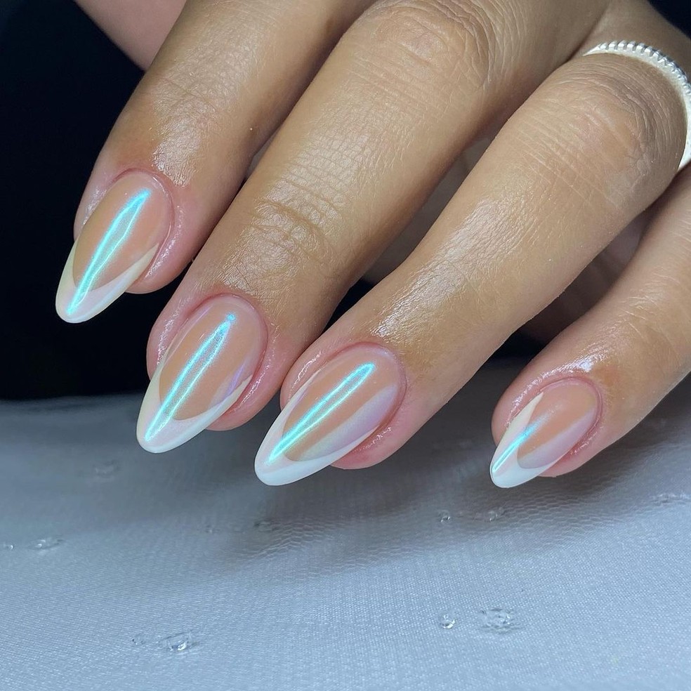 10 opções de unhas cromadas para te inspirar a reproduzir a nail art em casa — Foto: Instagram/@evilinmonaranails
