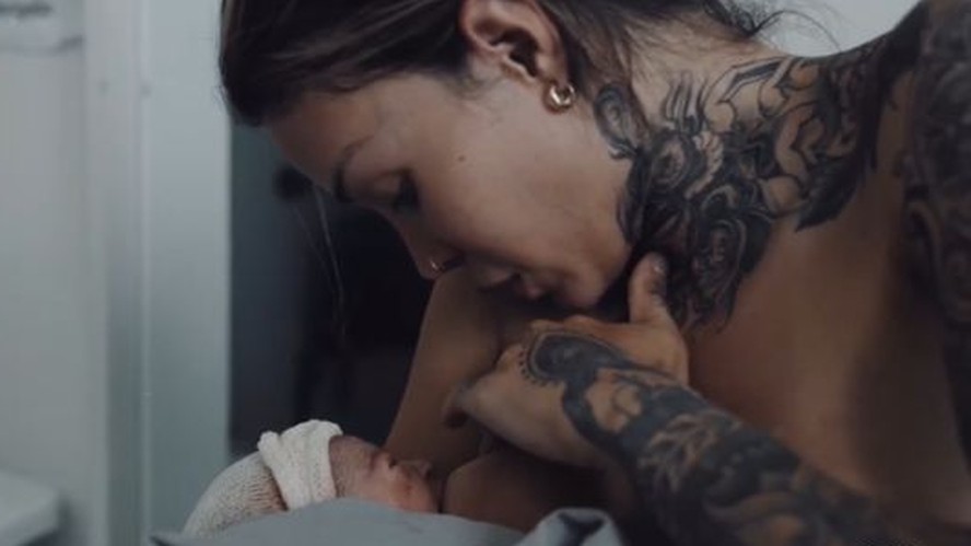 Noah recebeu a primeira mamada no hospital, após o parto