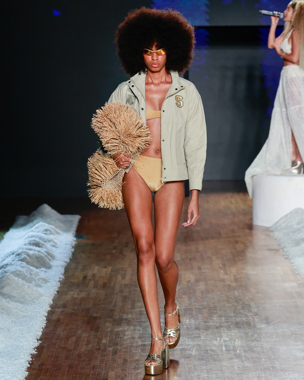 Bolsa de palha do projeto Akra para Salinas, SPFW N58 — Foto: Ze Takahashi / @agfotosite