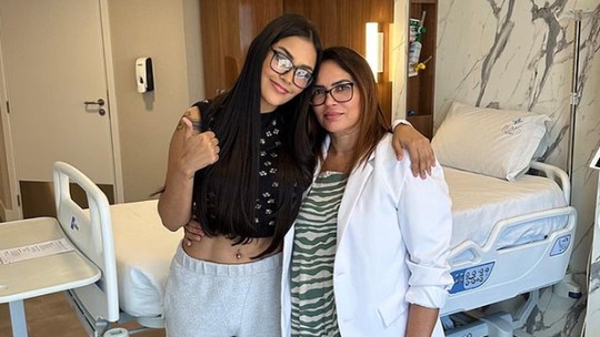 Flay celebra a cura do câncer no útero em sua mãe: 'Obrigada a todas as orações'