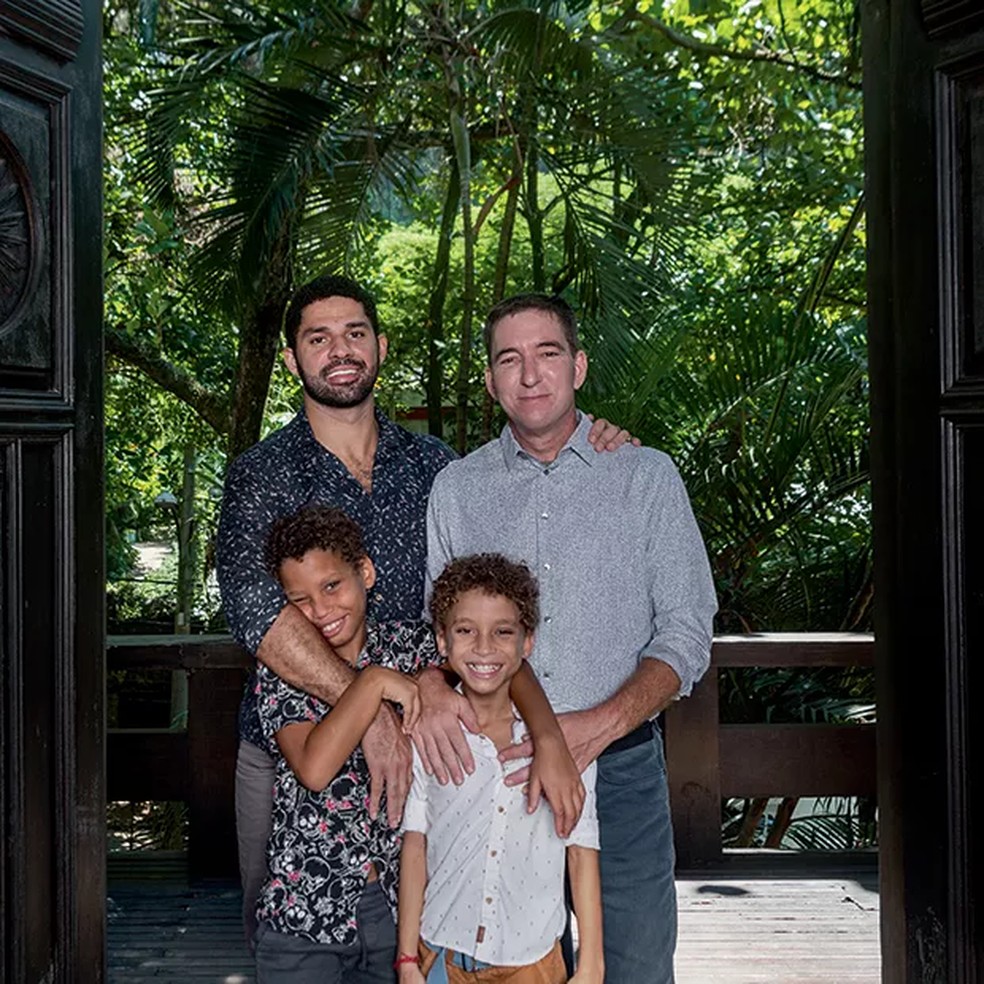 David Miranda e Glenn Greenwald com os filhos João Victor (à esq.) e Jonathan, na casa da família no Rio  — Foto: Foto: Bléia Campos
