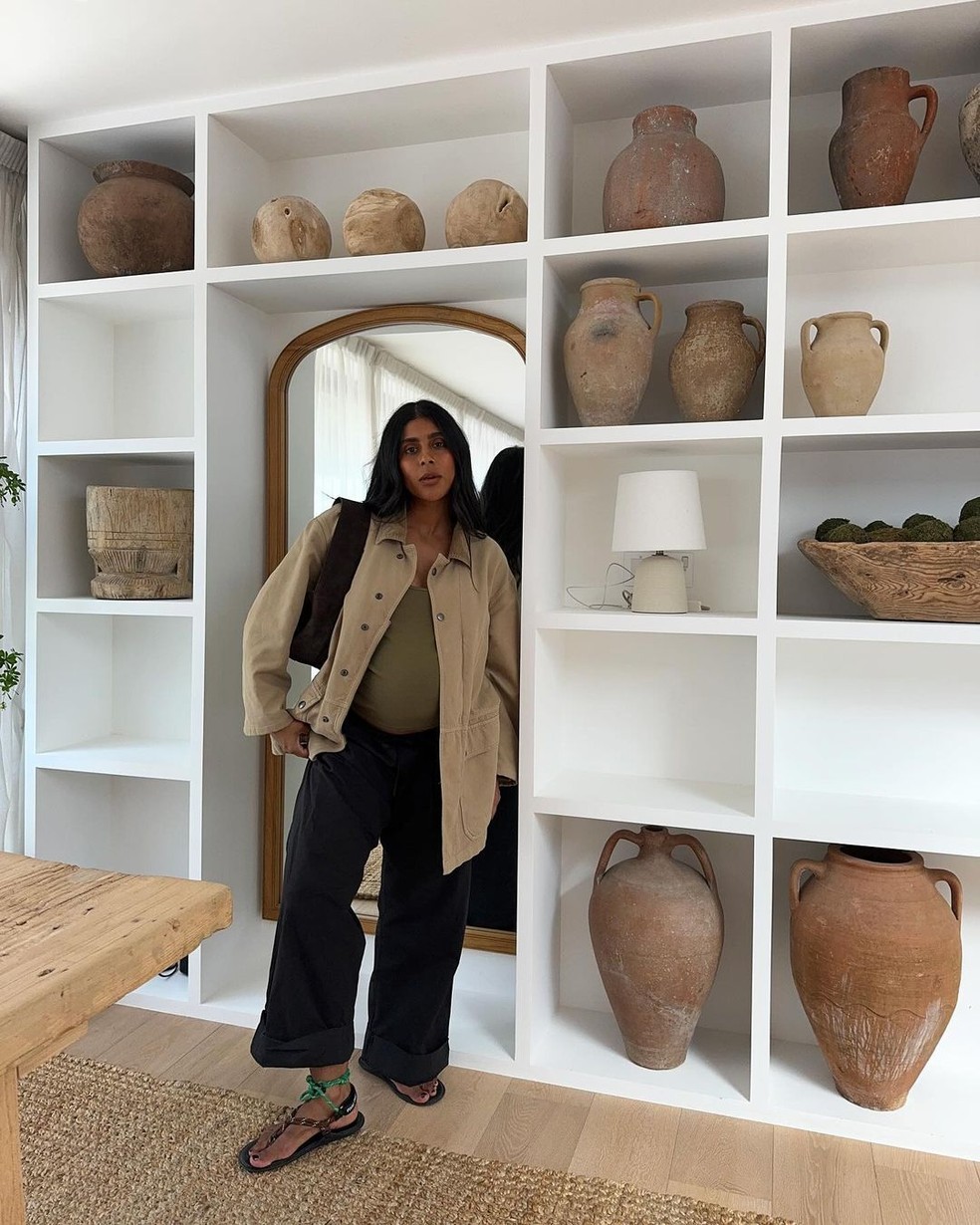 As jaquetas barn são um tipo de casaco para os dias mais frescos no verão — Foto: Reprodução/Instagram @monikh