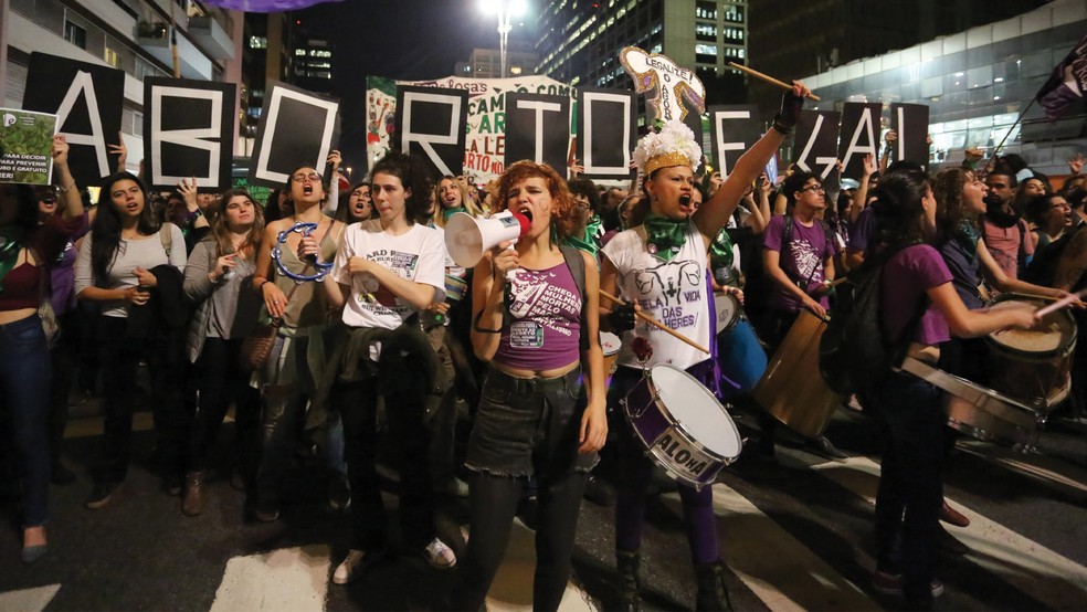 Mulheres marcham em frente ao Consulado Argentino de São Paulo para apoiar legalização no país, em 2018 — Foto: Getty Images