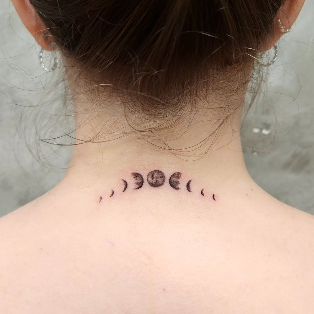 Tatuagem feminina nas costas com as fases da lua: inspire-se no poder ...