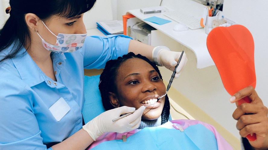 O dentista é o profissional que trata candidíase oral