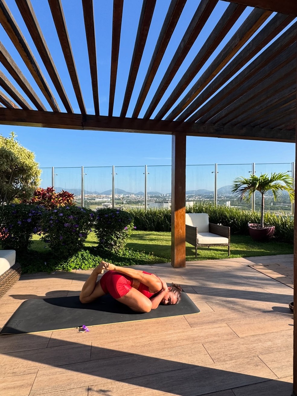 Scheila Carvalho exibe flexibilidade em aula de ioga — Foto: Reprodução/ Instagram