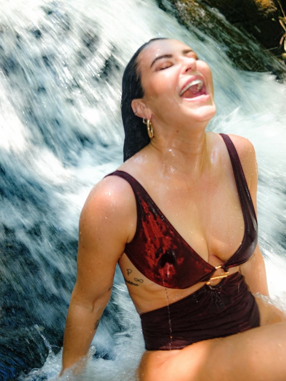 Paolla Oliveira posou de maiô na cachoeira — Foto: Reprodução/Instagram
