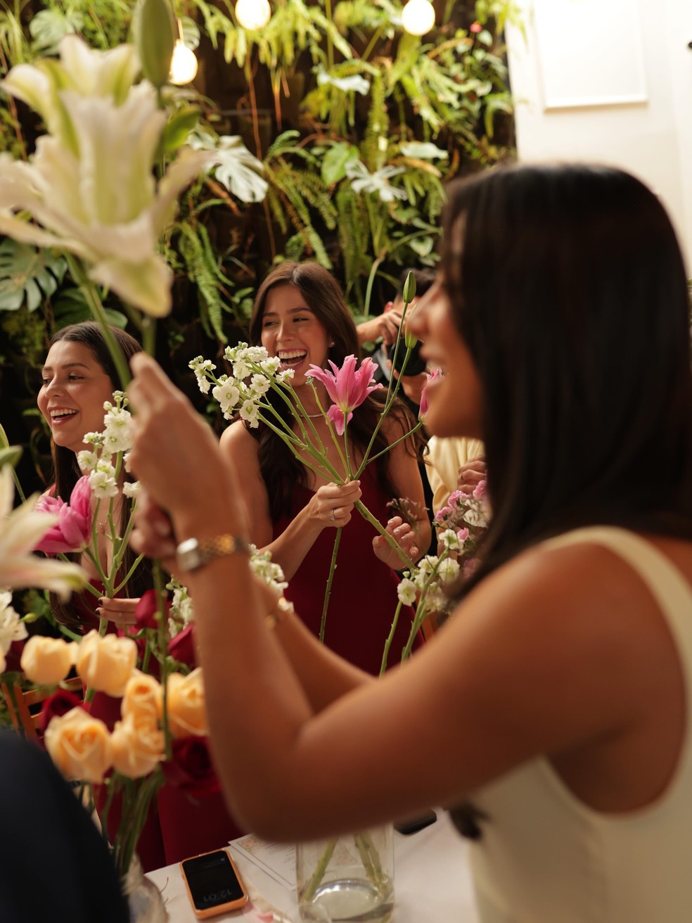 Gabriela Versiani mostra despedida de solteira com suas funcionárias antes de casamento com Murilo Huff — Foto: Reprodução/ Instagram
