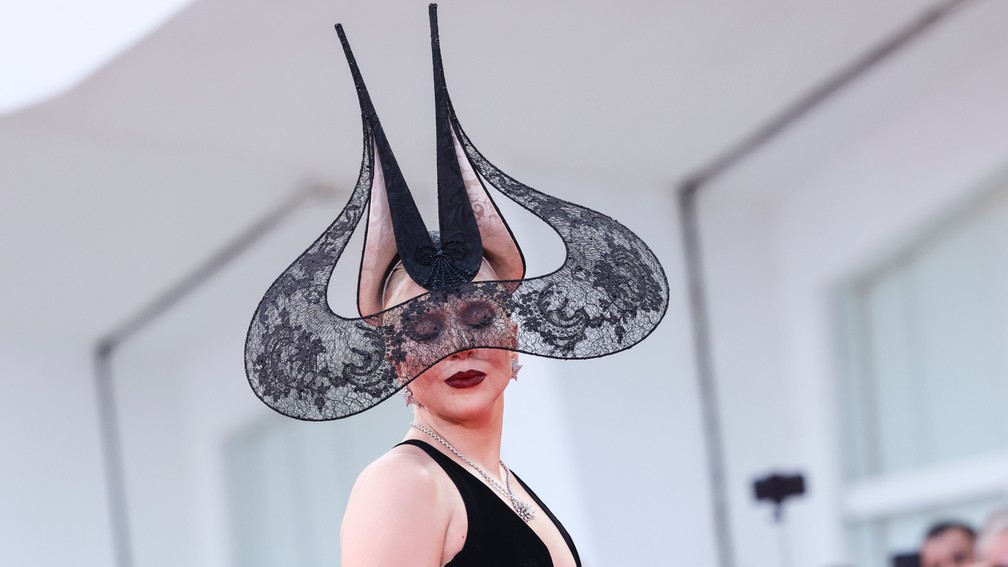 Lady Gaga usou um dos acessórios mais marcantes do Festival de Veneza: veja outros — Foto: Getty Images