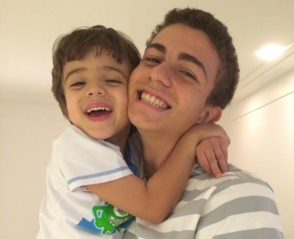 Leila, craque do vôlei, posa com o marido Emanuel, filho e enteado: 'Presentes na minha vida' — Foto: Reprodução/Instagram