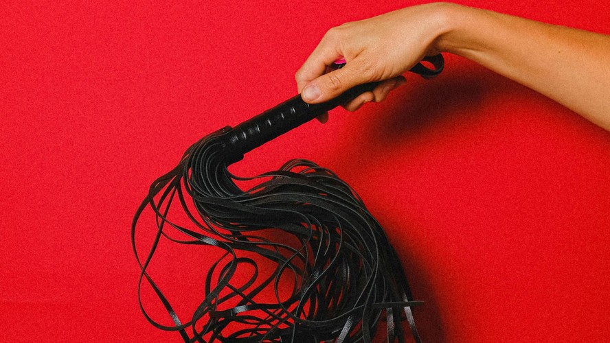 Descubra o potencial dos chicotes na hora transa e aprenda como usar com segurança
