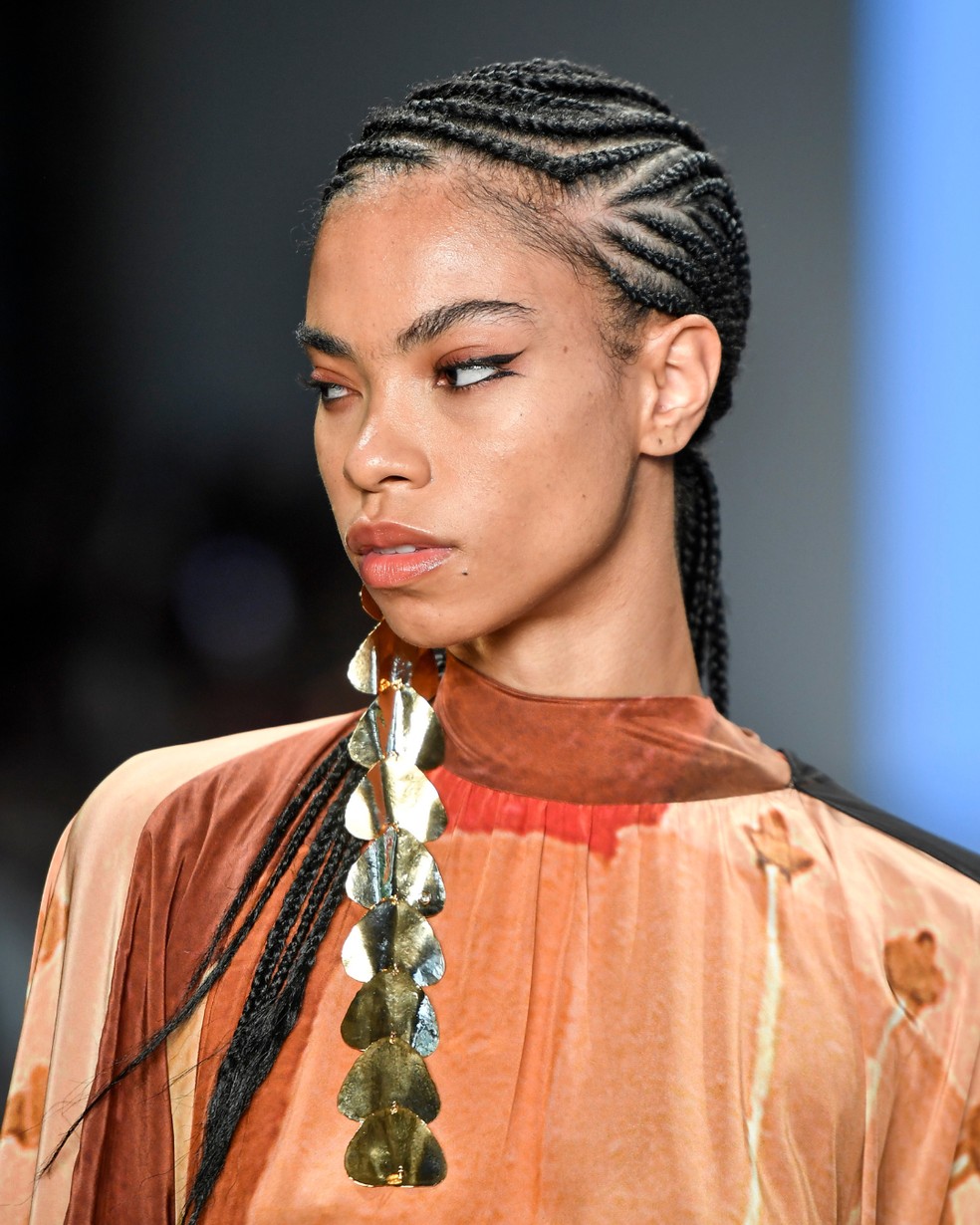 Desfile Marina Bitu SPFW N60, beleza assinada por Lara La Laina em parceria com Eudora Make e Eudora Siáge — Foto: Agência Fotosite