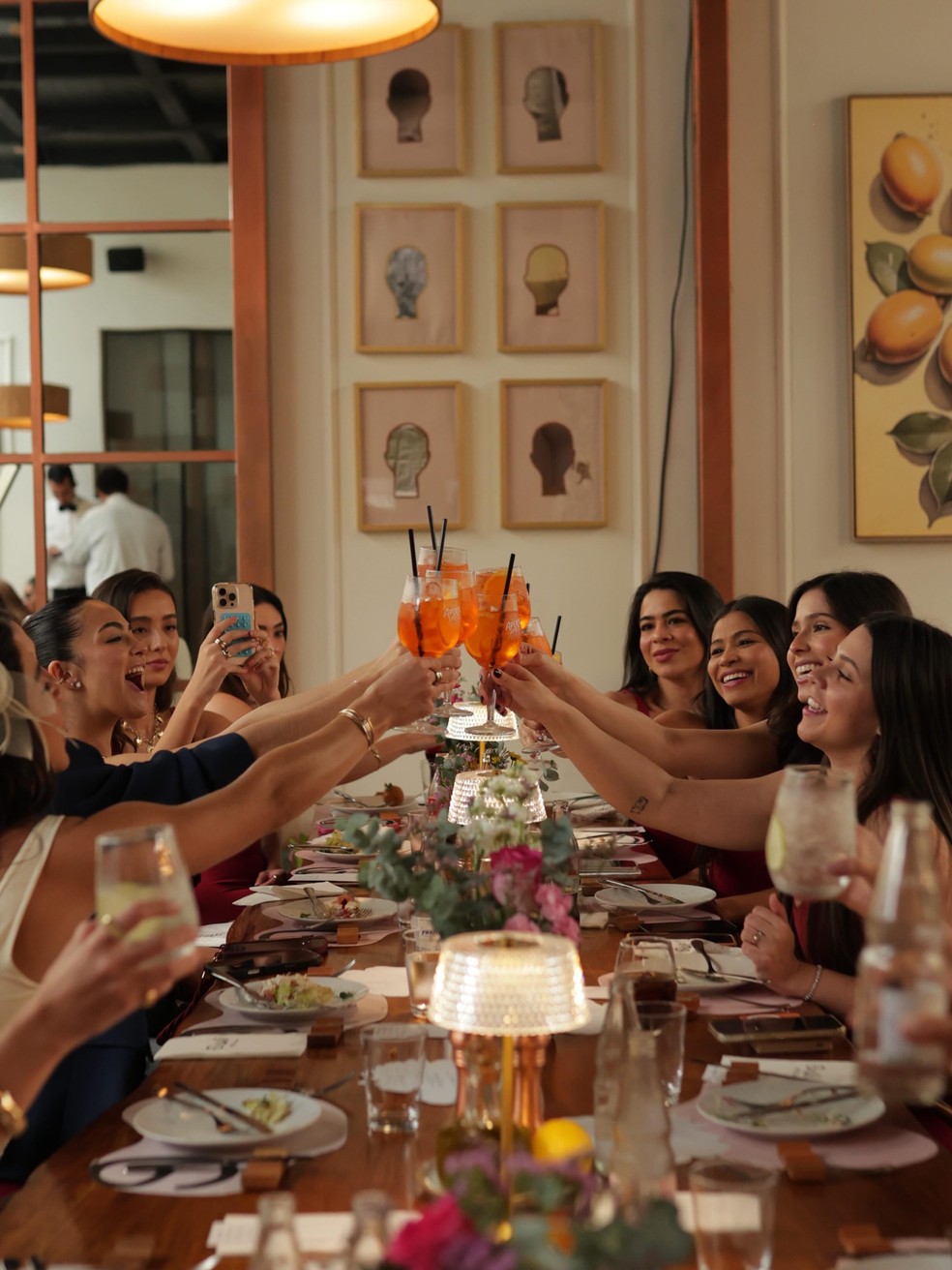Gabriela Versiani mostra despedida de solteira com suas funcionárias antes de casamento com Murilo Huff — Foto: Reprodução/ Instagram