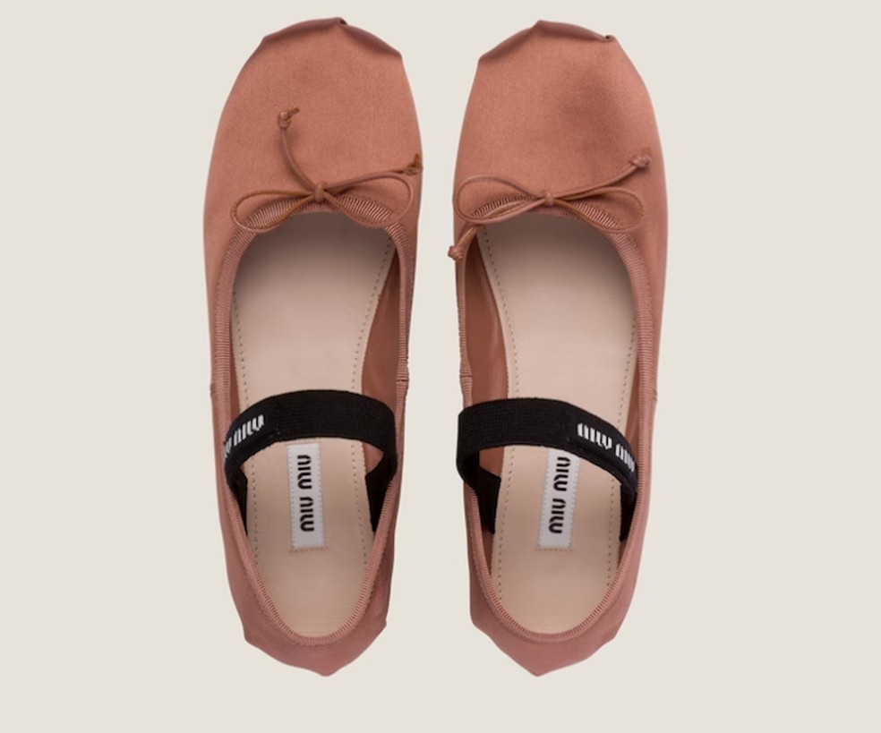 Opção da Miu Miu tem concepção semelhante às sapatilhas de balé — Foto: Reprodução/Miu Miu