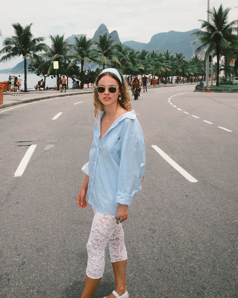 Do calçadão de Copacabana às ruas de Londres, a carioca exibe um estilo multifacetado — Foto: Divulgação