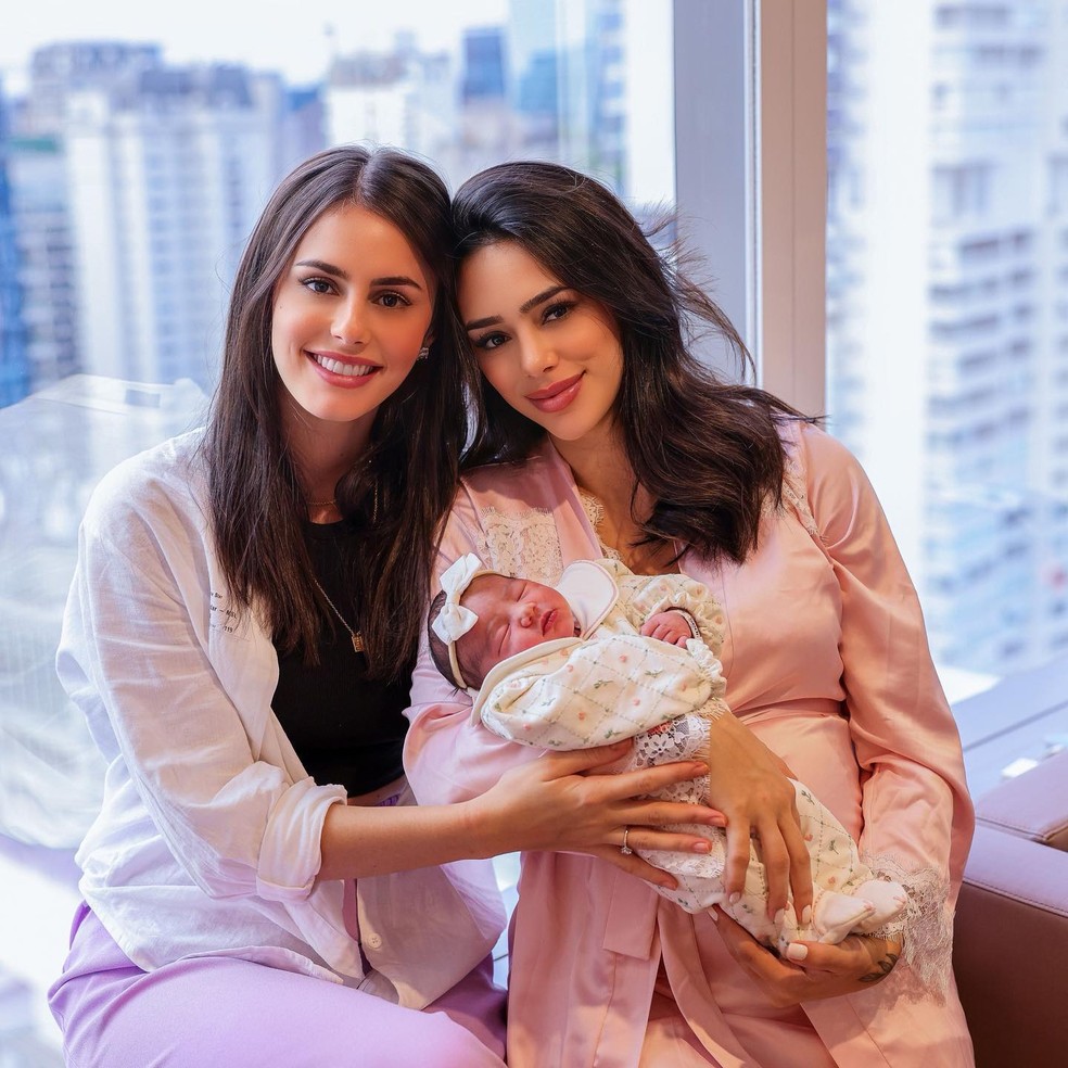 Bruna Biancardi posa com irmã, Bianca e filha durante visita a maternidade — Foto: reprodução/instagram
