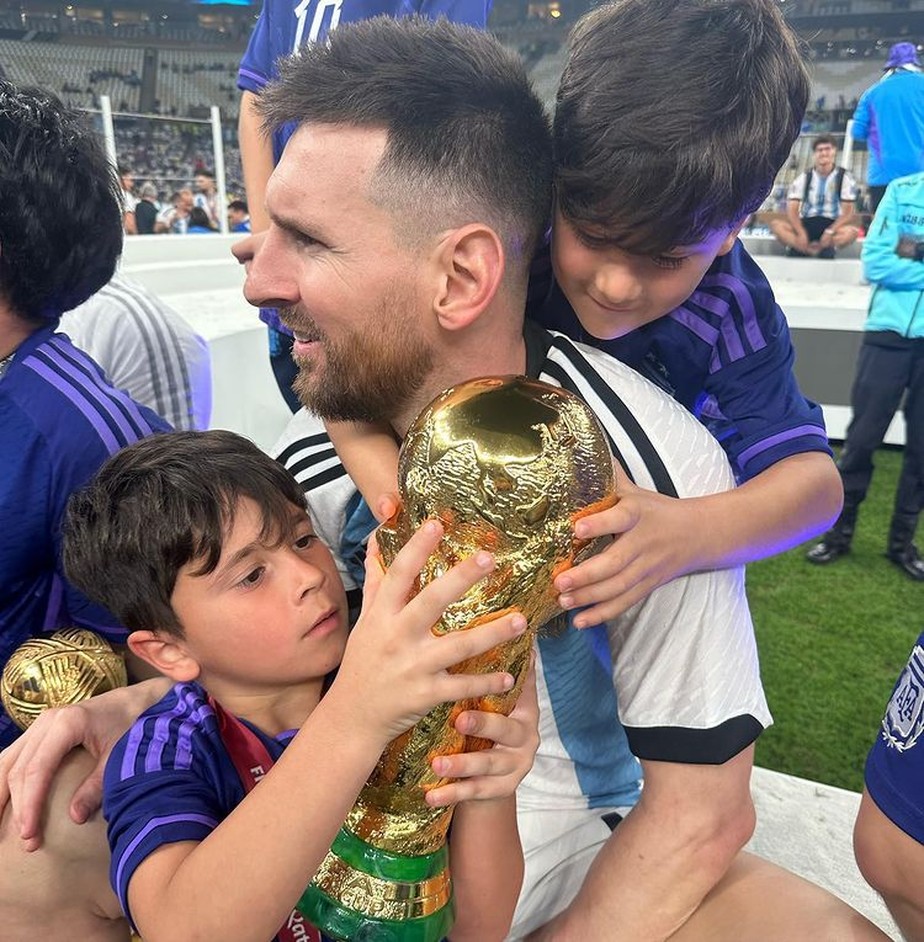 Antonela Roccuzzo posta foto de Messi com os filhos